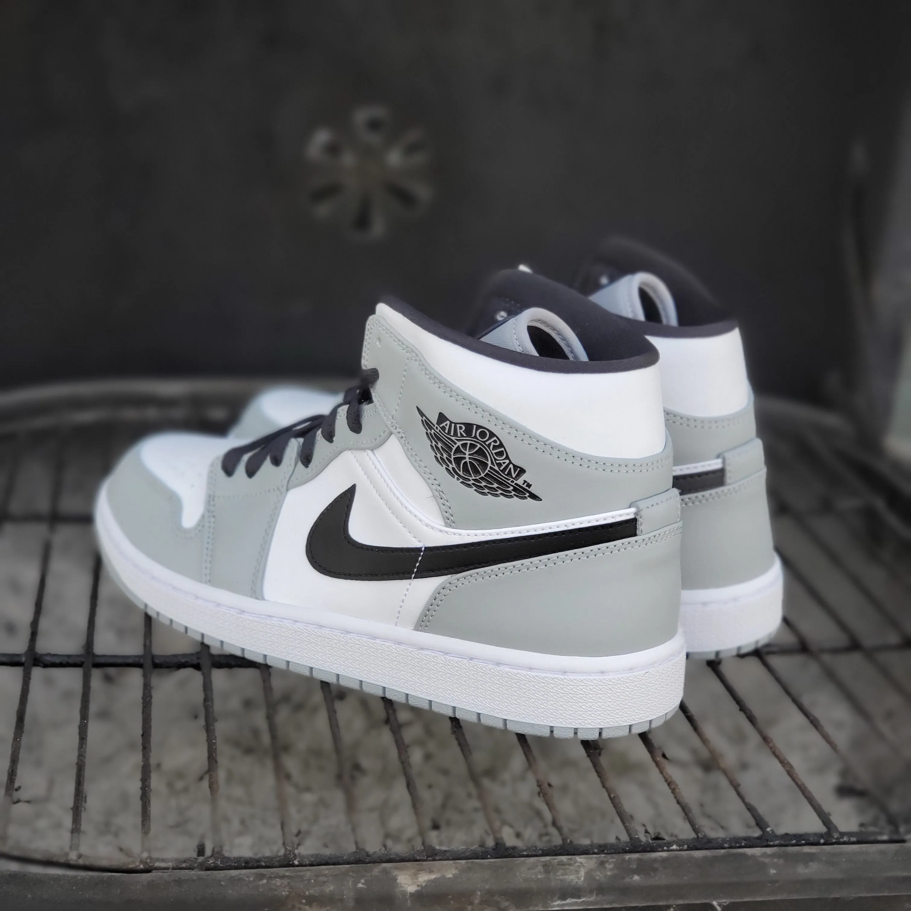 AIR JORDAN 1 MID LIGHT SMOKE GREY